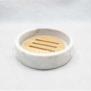 Valkoinen marmori ja puiset kylpyhuoneosat