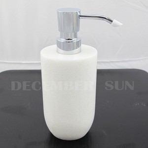 Puhdas valkoinen marmorinen kylpyamme