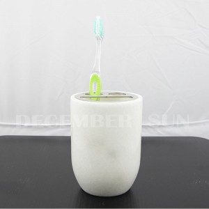 Puhdas valkoinen marmorinen kylpyamme