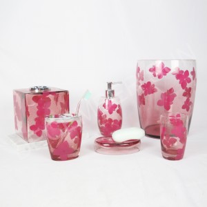 Kirkas lasi rappeutuneilla kylpyhuonevarusteilla