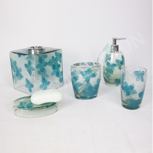 Kirkas lasi rappeutuneilla kylpyhuonevarusteilla