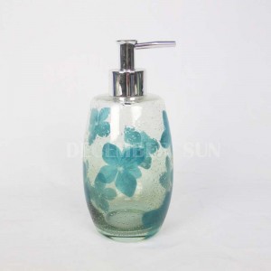 Kirkas lasi rappeutuneilla kylpyhuonevarusteilla