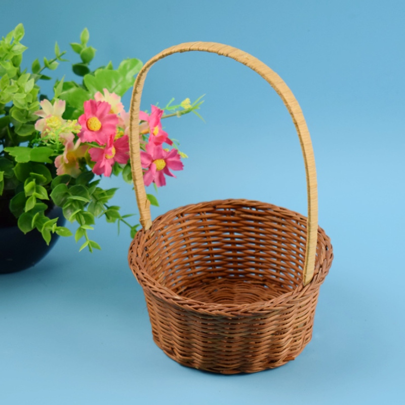 Kudottu kori kädensijaan