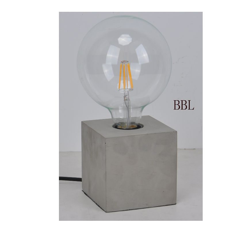 Pöytävalaisin neliönmuotoisella betonialustalla