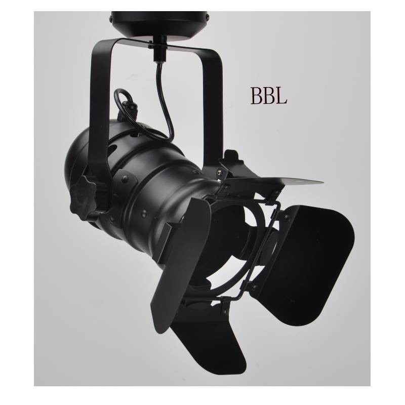 Elokuvapistevalo-1 kannessa ja U-kannattimessa voi säätää suuntaa