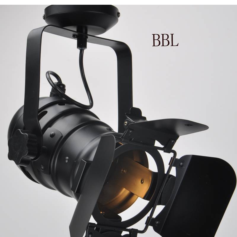 Elokuvapistevalo-1 kannessa ja U-kannattimessa voi säätää suuntaa