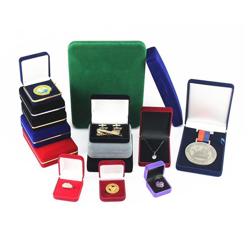 Lahjakas korurasia, jossa on samettilaatikko.