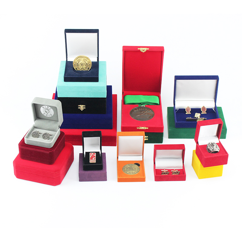 Jalokivirasia, metallikotelo, medaljonki, lahjarasia, lahjalaatikko.