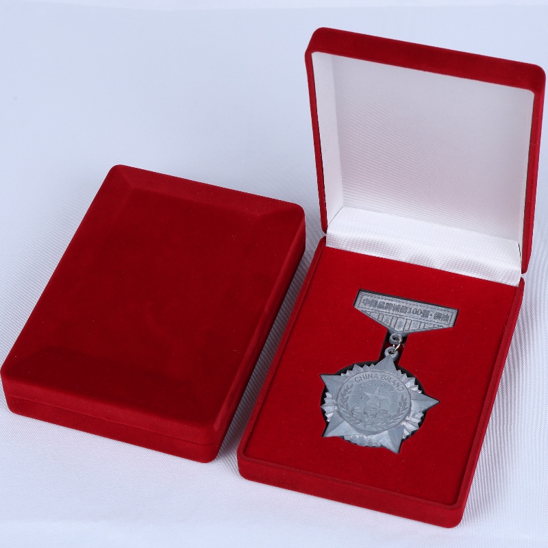 D-15 tilaustyönä tehty musta ja punainen samettinen laatikko kolikkoa, kaulakorua ja mitalia varten.