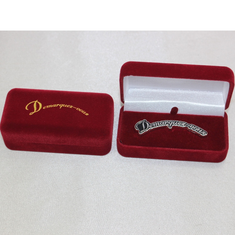 Tuote D-68S pyöreä muotoinen samettikotelo kalvosinnapeille, solmionpidikkeelle, rintamerkille jne. Mm. 75 * 38 * 28, paino noin 30 g