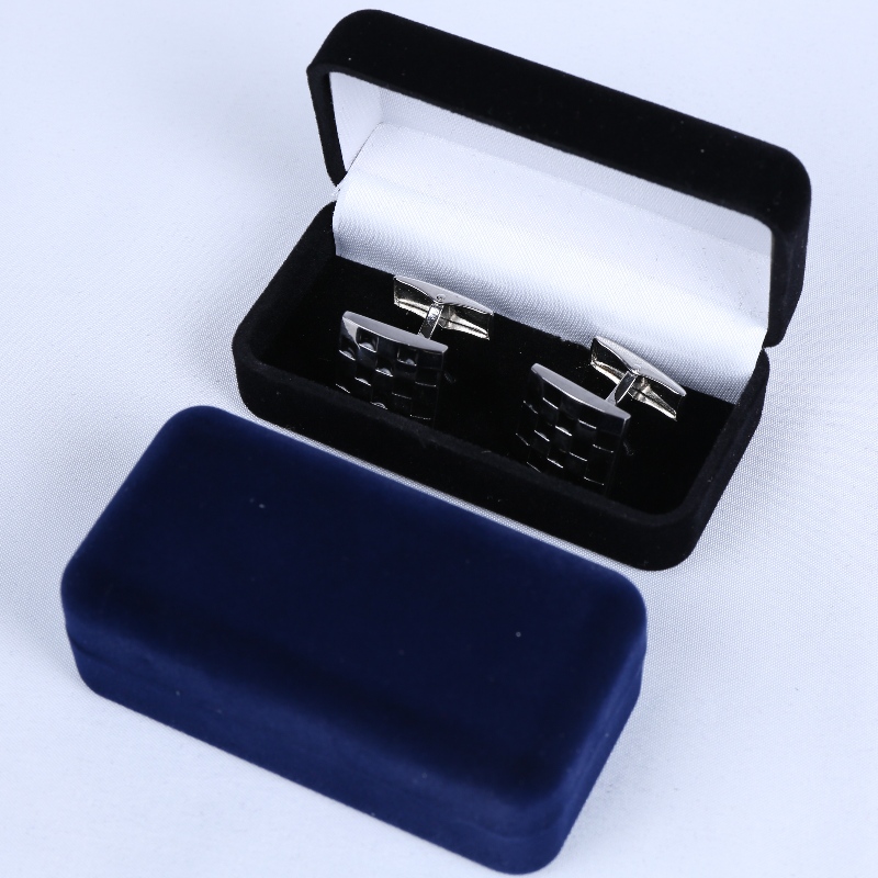 Tuote D-68S pyöreä muotoinen samettikotelo kalvosinnapeille, solmionpidikkeelle, rintamerkille jne. Mm. 75 * 38 * 28, paino noin 30 g