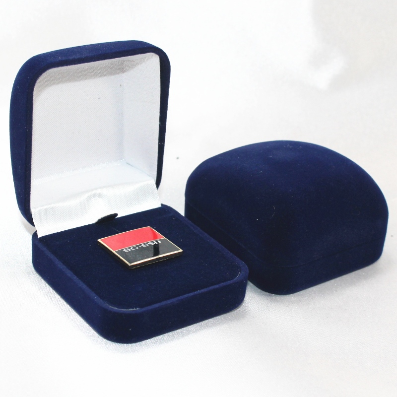 Tuote F-2 pyöreä muotoinen samettirasia renkaalle, merkille ja pienelle kolikolle, mm. 52 * 57 * 34, paino noin 27 g