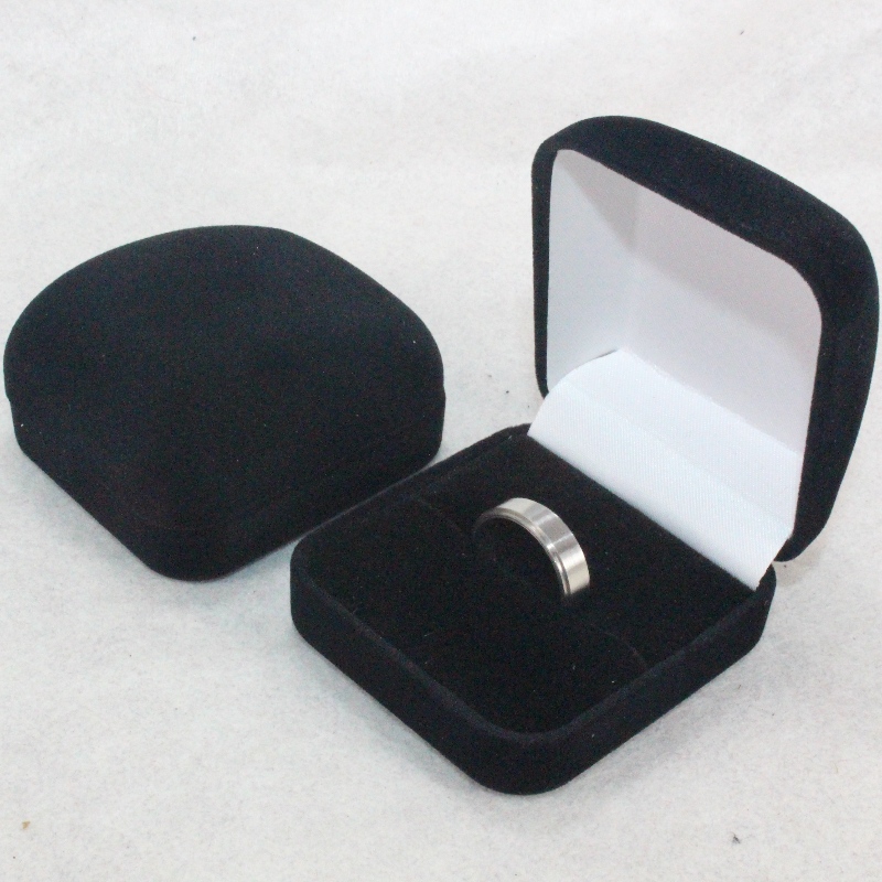 Tuote F-2 pyöreä muotoinen samettirasia renkaalle, merkille ja pienelle kolikolle, mm. 52 * 57 * 34, paino noin 27 g