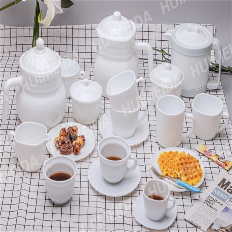 opaalilasiset lasiastiat, jotka on valmistettu ”CH &Tea pot Series”