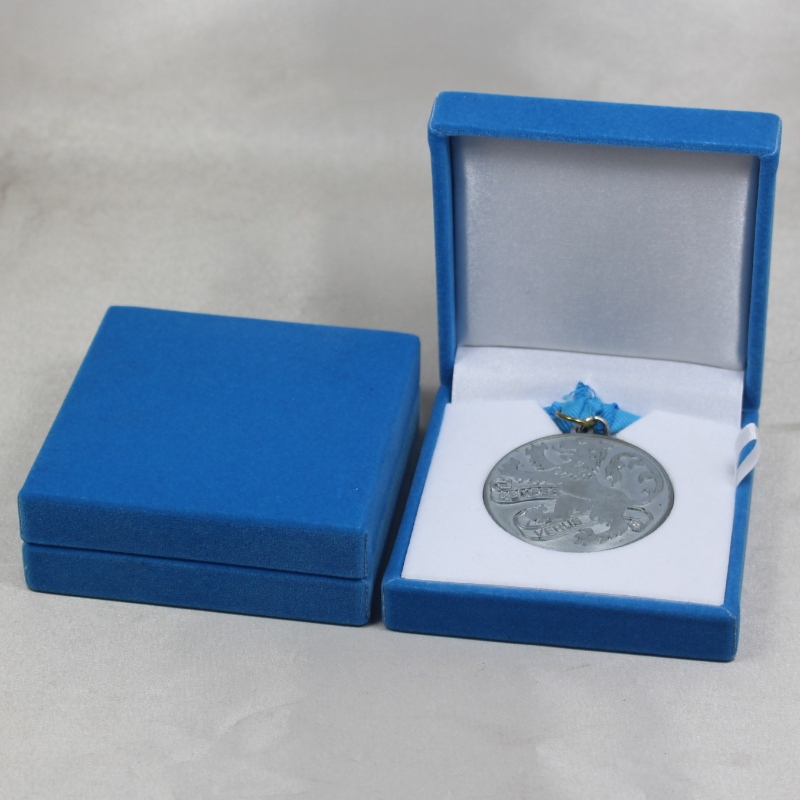 Tavara V-06 neliö Muovi Flannelette -laatikko 50-60-milliselle kolikolle, virkamerkille, kalvosinnapisille, solmioliitimelle, mitalille jne. mm.88*91*33, paino noin 85g