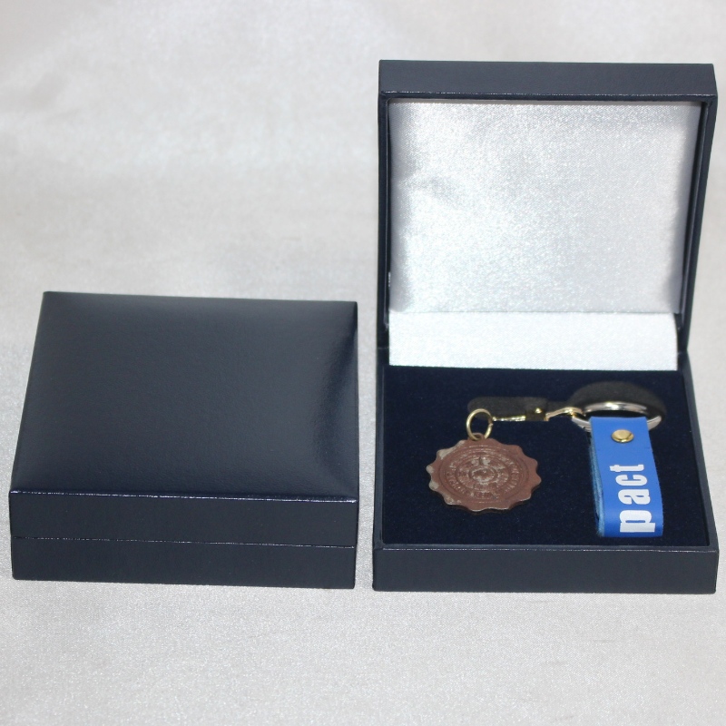 Tavara V-06 neliö Muovi Flannelette -laatikko 50-60-milliselle kolikolle, virkamerkille, kalvosinnapisille, solmioliitimelle, mitalille jne. mm.88*91*33, paino noin 85g