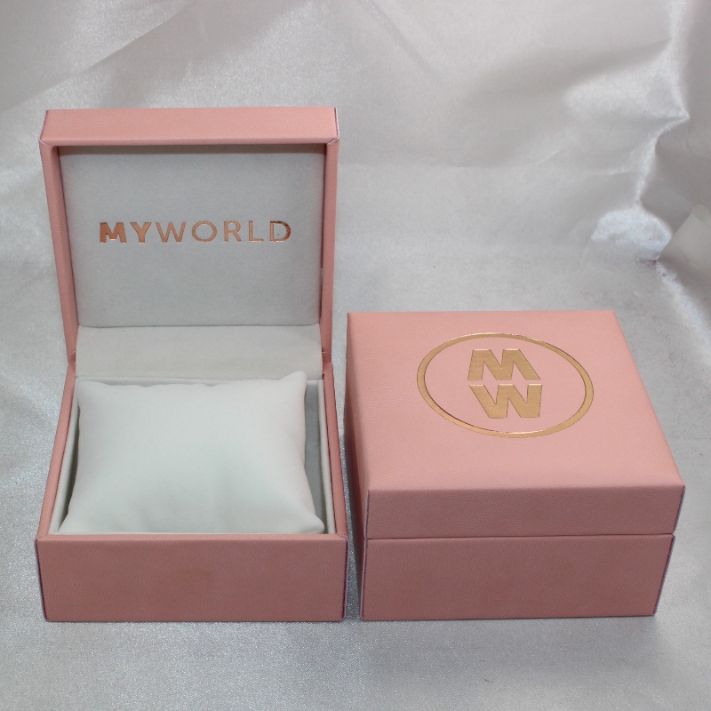 Tuote V-05 neliön muovinen keinonahkapaperilaatikko kelloihin. mm. 100 * 100 * 60, paino noin 194 g