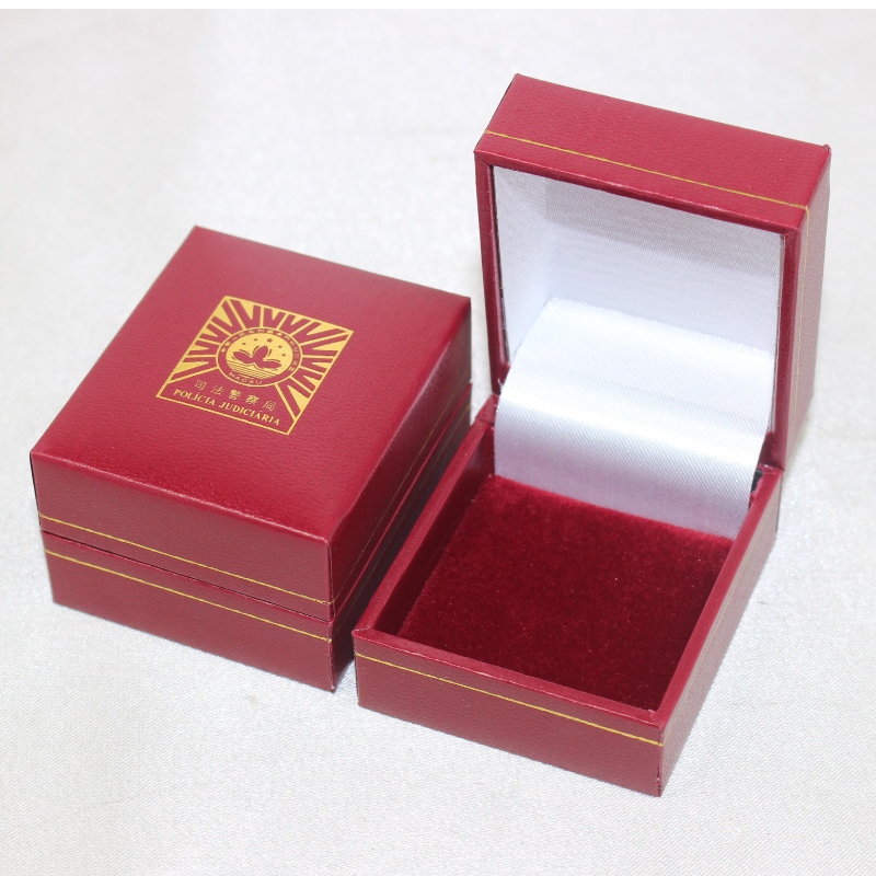 Tuote V-07S neliömäinen muovinen keinonahkapaperilaatikko halkaisijaltaan 25-30 mm kolikolle, rintamerkille, renkaalle jne. Mm. 46 * 53 * 32, paino noin 35 g