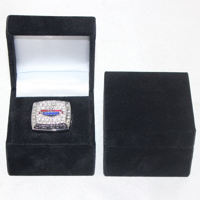 Tuote V-08 neliömäinen flanettilaatikko halkaisijaltaan 25-38 mm kolikolle, rintamerkille, iso rengas jne. Mm. 60 * 60 * 48, paino noin 63 g