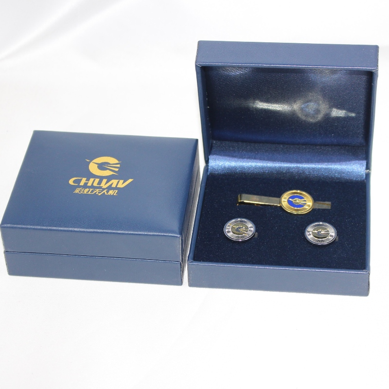 Tuote V-09 suorakulmio, keinonahainen paperilaatikko 50-60 mm kolikoille, kalvosinnapit, solmionpidike, rintanappi jne. Mm. 98 * 84 * 38, paino noin 105 g