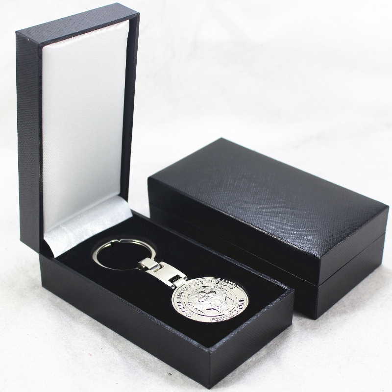 Tuote V-10 suorakulmainen keinonahkapaperilaatikko 40 * 80 mm -mitallille ja rintamerkille jne. Mm. 60 * 111 * 38, paino noin 82 g