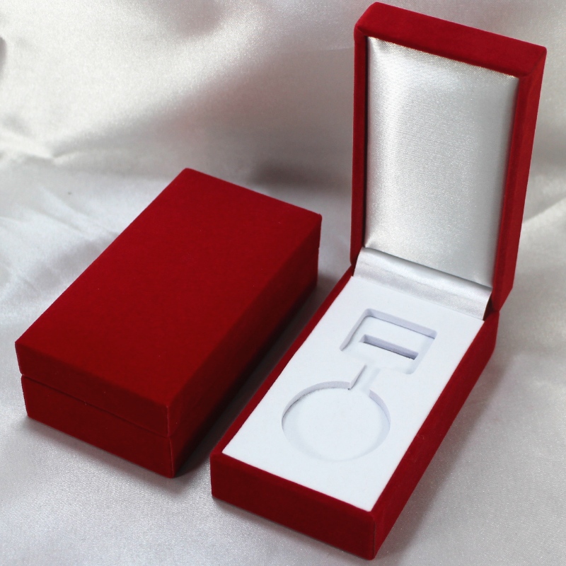 Tuote V-10 suorakulmainen keinonahkapaperilaatikko 40 * 80 mm -mitallille ja rintamerkille jne. Mm. 60 * 111 * 38, paino noin 82 g