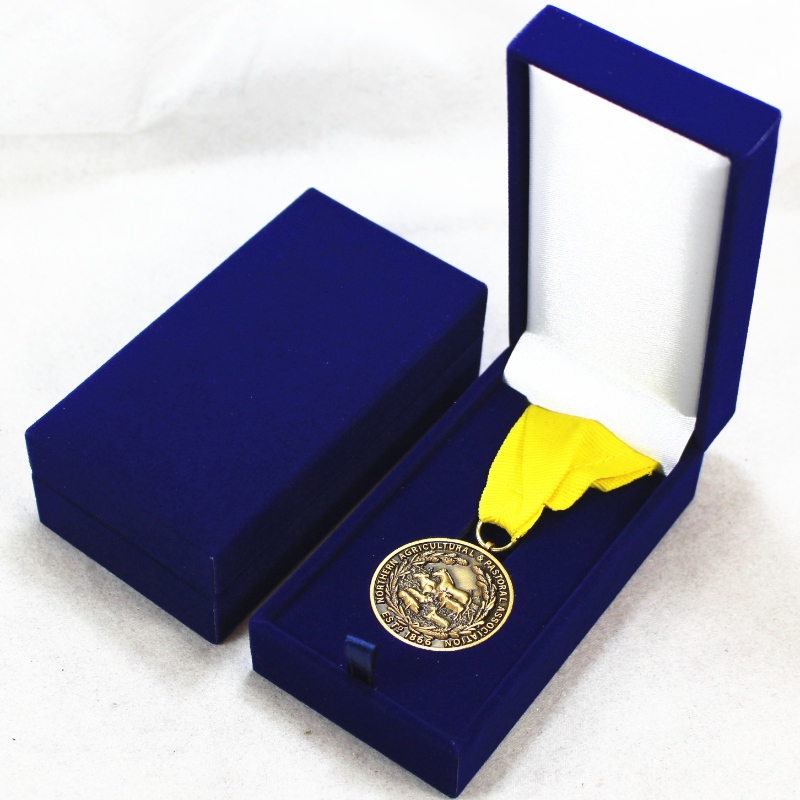 Tuote V-10 suorakulmainen keinonahkapaperilaatikko 40 * 80 mm -mitallille ja rintamerkille jne. Mm. 60 * 111 * 38, paino noin 82 g