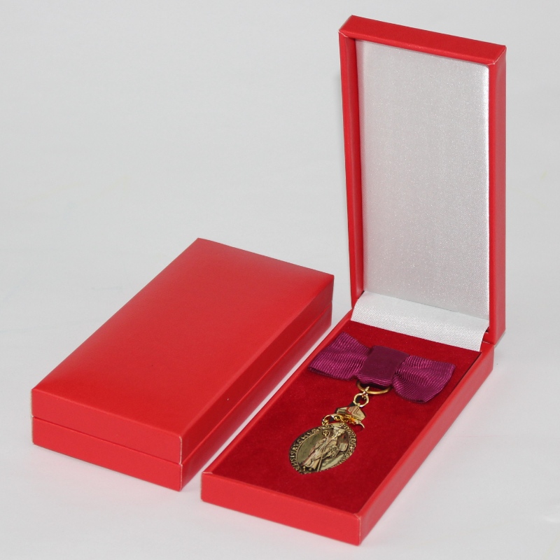 Tuote V-10L suorakulmion keinotekoinen paperirasia 50 * 120 mm: n mitalille ja merkille jne. Mm. 69 * 148 * 30, paino noin 98 g