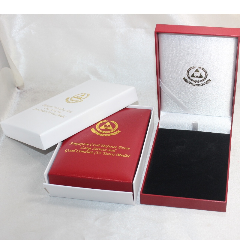 Tuote V-15S suorakulmion keinotekoinen paperirasia 75 * 120 mm: n mitalille, kolikolle ja merkille jne. Mm. 97 * 143 * 34, paino noin 170 g