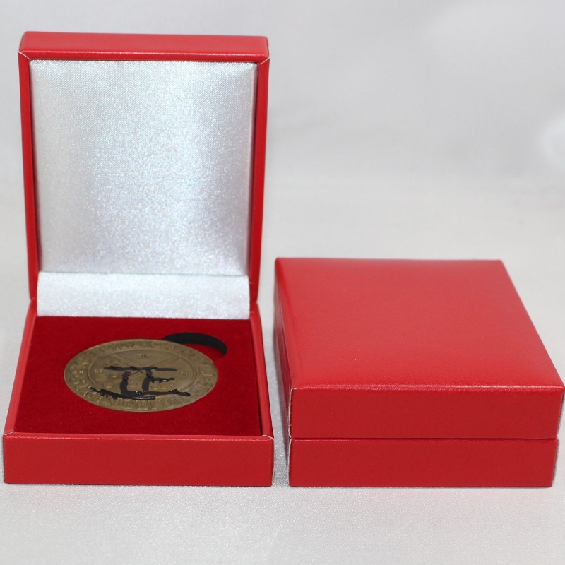 Tuote V-17 neliön muotoinen keinonahkainen paperilaatikko 45 * 53 mm: n kolikolle, rintamerkille, kalvosinnapit, lompakonpidike jne. Mm. 68 * 80 * 30, paino noin 62 g