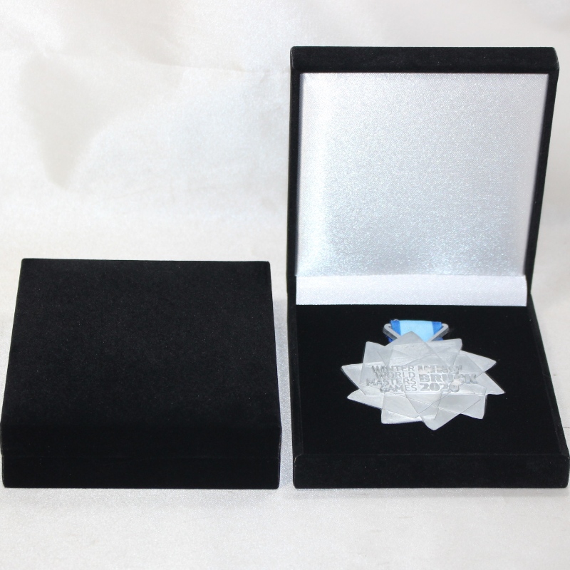 Tuote V-19 neliön muotoinen PU-nahkarasia 90 * 90mm kolikoille, mitalille ja rintanappulalle jne. Mm. 110 * 125 * 33, paino noin 140 g