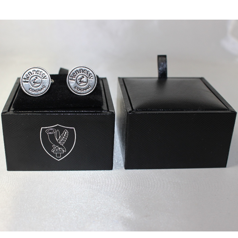 Tuote V-20S neliömäinen PU-nahkarasia parille kalvosinnappeja jne. Mm. 65 * 65 * 38, paino noin 62 g