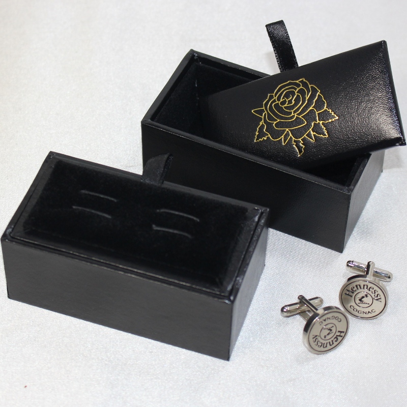 Tavara V-20 suorakaide PU nahkalaatikko 60mm solmion kalvosinnapit jne. mm.85*45*36, paino noin 55g