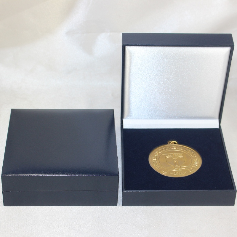 Tuote V-22 neliön muotoinen keinonahainen paperilaatikko 90 * 90mm kolikolle, merkille, mitalille jne. Mm.128 * 128 * 50, paino noin 191g