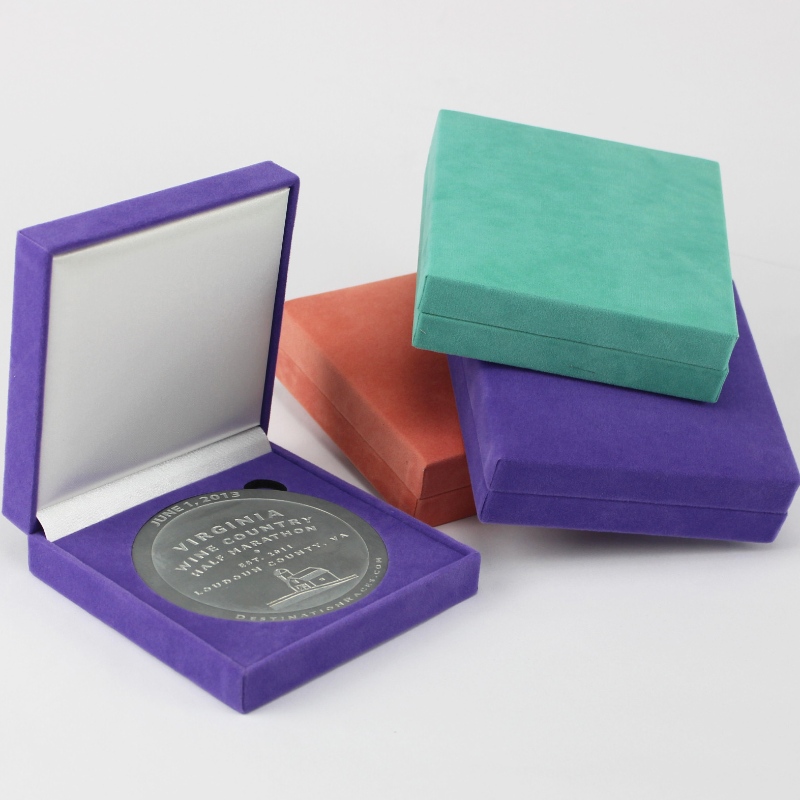 Tuote V-22S neliömäinen flanettilaatikko 90 * 90mm kolikolle, rintanappi ＆ mitalille jne. Mm.128 * 128 * 34, paino noin 170g