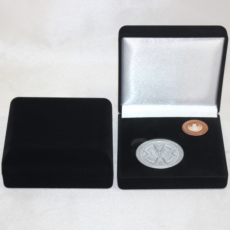 Tuote D-33L pyöreä muotoinen samettilaatikko kolikkoa, mitalia ja rintanappia varten, mm. 100 * 100 * 39 mm, painot noin 96 g