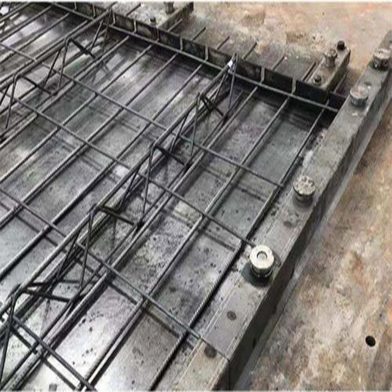 Sovelletaan ikkunaluukun monitoimikohtaiseen vahvistavaan kiinnikkeeseen