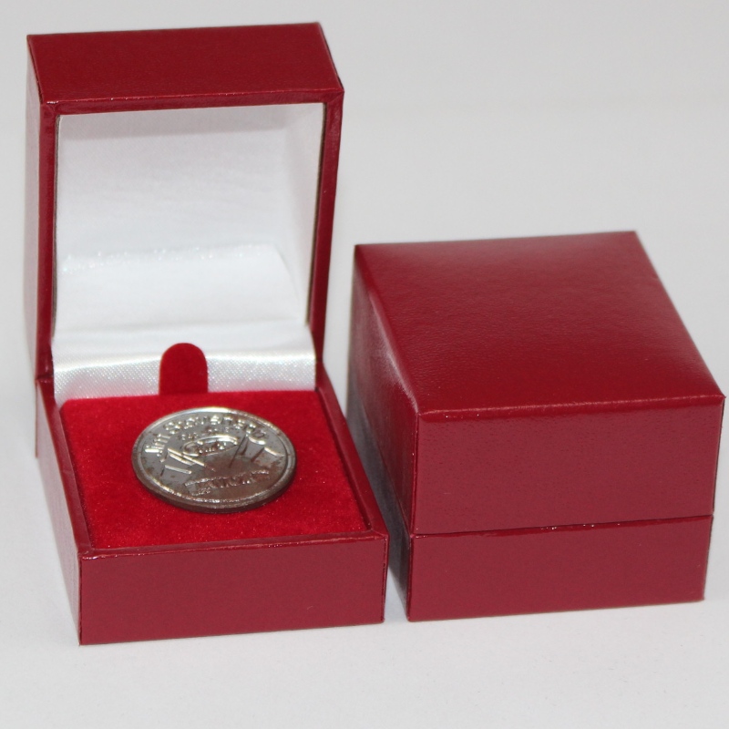 Tavara V-07 neliömuovilaatikko, jonka on peittänyt Leatherette Paper läpimitta 25-30 mm kolikko, virkamerkki, rengas jne. mm.46*53*38, paino noin 40g