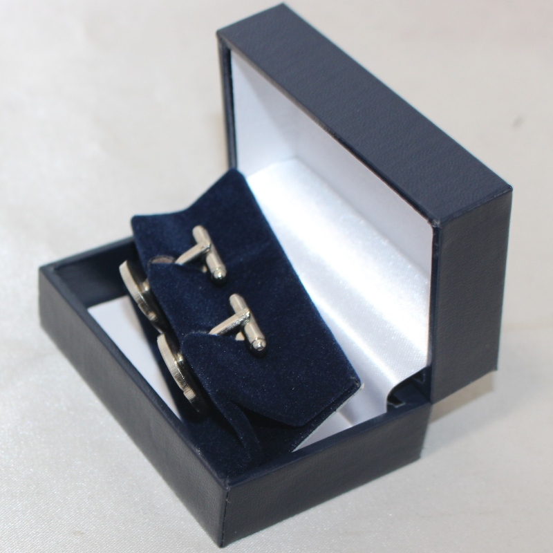 Tuote VK-1 suorakaiteen muovipakkaus, joka on peitetty keinotekoisella paperilla 58 * 20 mm: n solmikiinnikkeelle, avainketjulle, kalvosinnapit, merkki jne. Mm.75 * 50 * 38, paino noin 56 g