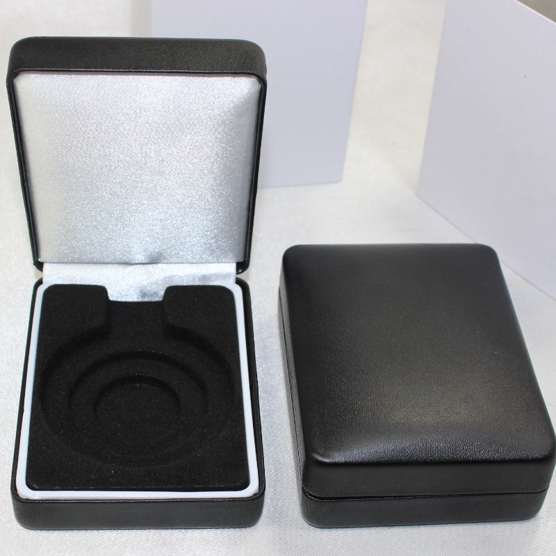 Tuote T-03 mitalirasia, peitetty flanneletteilla tai PU-nahalla 35-50mm kolikolle, rintanappi ＆ pieni mitali jne. Mm.70 * 91 * 35mm, paino noin 92g