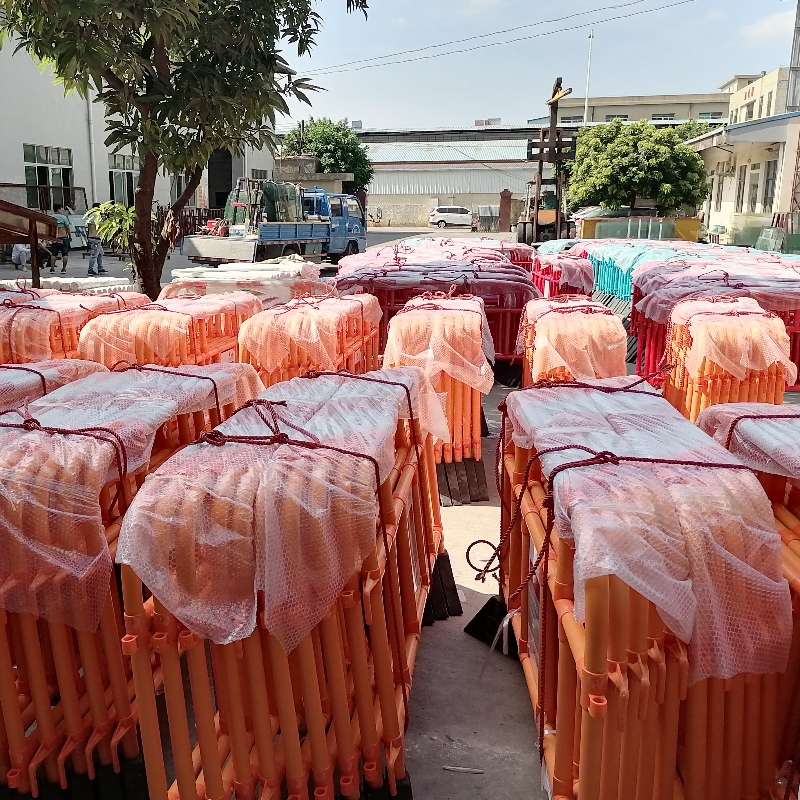 Jalankulkusuoja konsertteihin, urheilutapahtumiin ja paraateihin muovinen barrikadi-PVC-pysäköintialueen este ajoneuvon tieneste