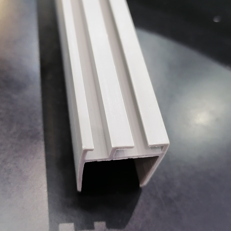 Korkean lujuuden omaavien yhdysjohtojen asennustyöt Erityiset ilmastointikanavien laipat PVC U:n laipat tuuletusjärjestelmää varten