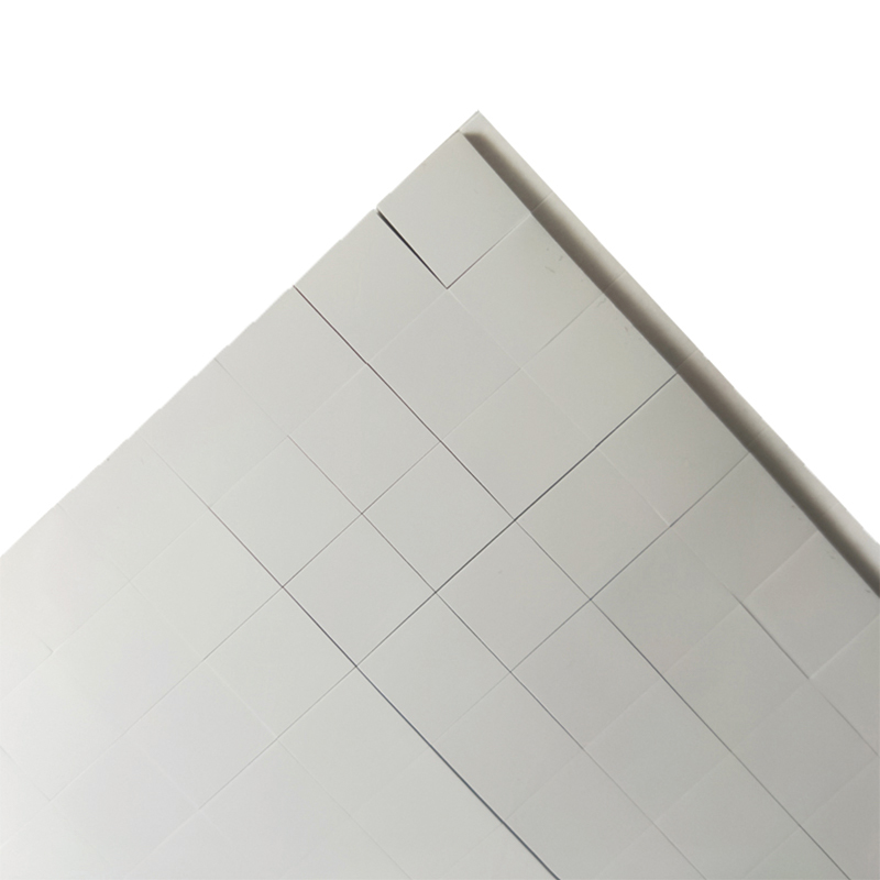 Ympäristöystävällinen lämmönjohtava silikonilevy, yksi takana harmaa-valkoinen jäähdytyselementti, iskua vaimentava ja äänieristetty silikonilevy, voidaan leikata