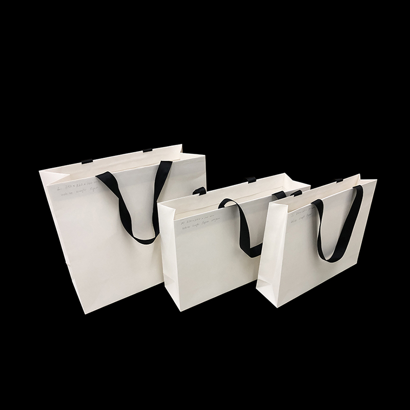 Valkoinen lahjapussi, jossa on satiininauhakahvat, pienet, keskisuuret ja suuret mitat