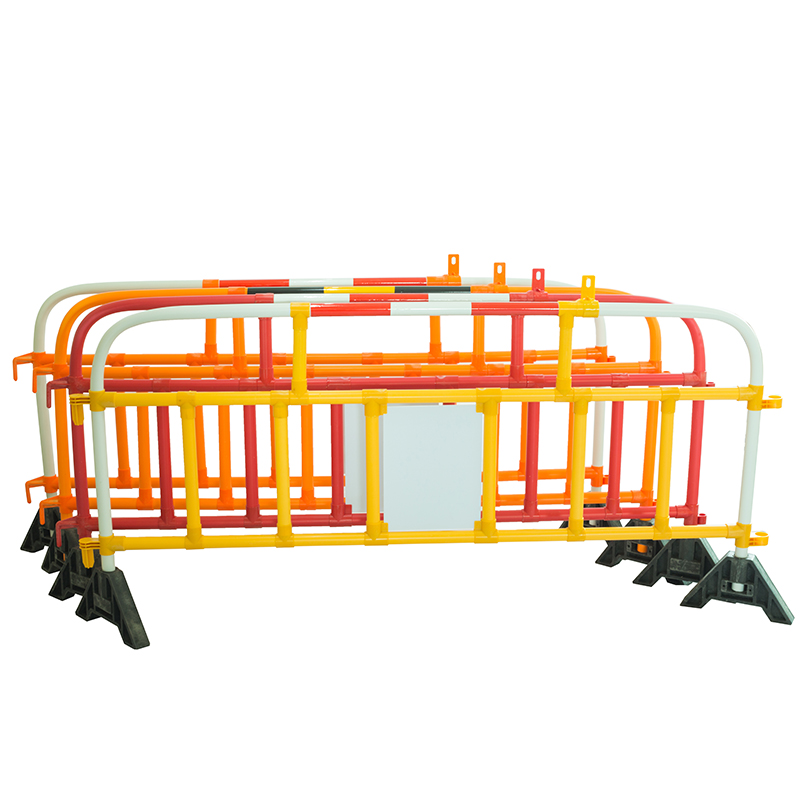 liikenneesteiden rakentaminen väkijoukkojen hallinta tieneste 2 m väkijoukkojen hallintaesteet jalankulkijoiden turvallisuuden takaamiseksi