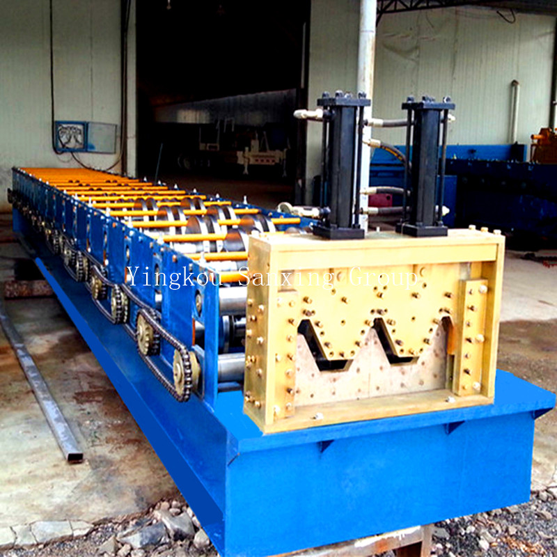 Kaksiuurteinen, ei-vyöryttävä, ruuviajauksen monimuotoinen rakennuskone