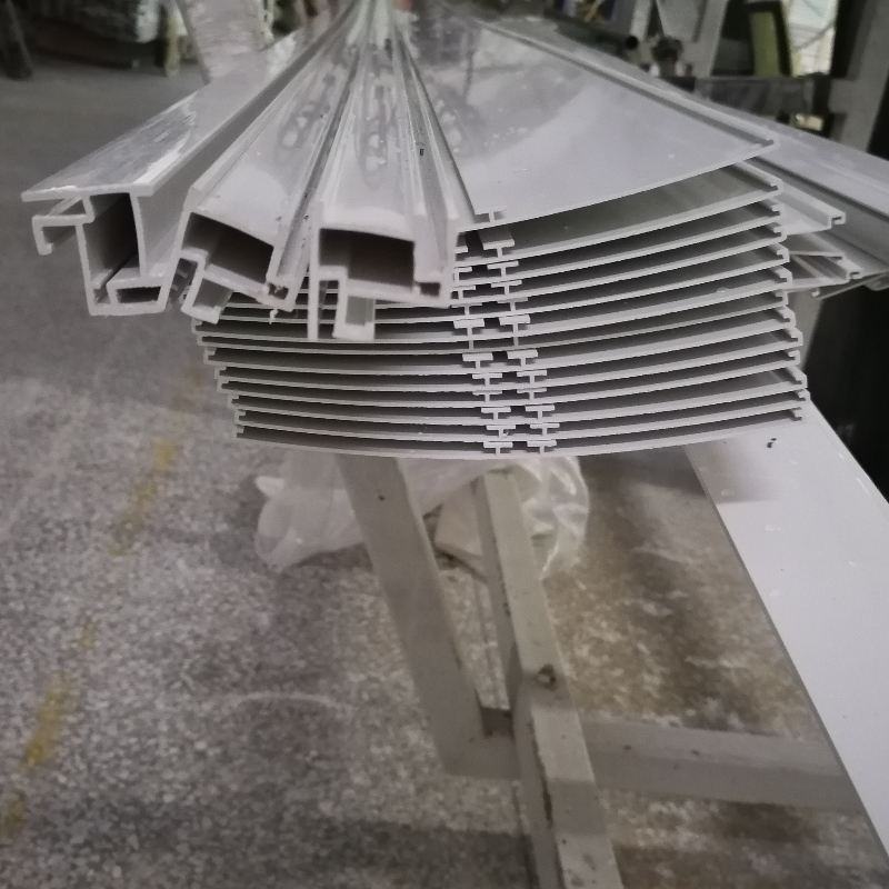 Miksi räätälöityjä tai tavallisia PVC-putkia käytetään laajalti useilla eri teollisuudenaloilla?