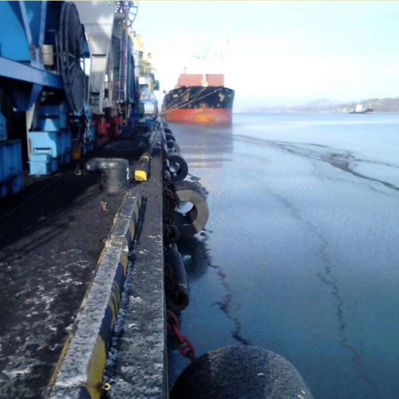 Kalustolaiturin laiturin laiturilaivaa varten tarkoitettu sylinterimäinen kumipuskuri