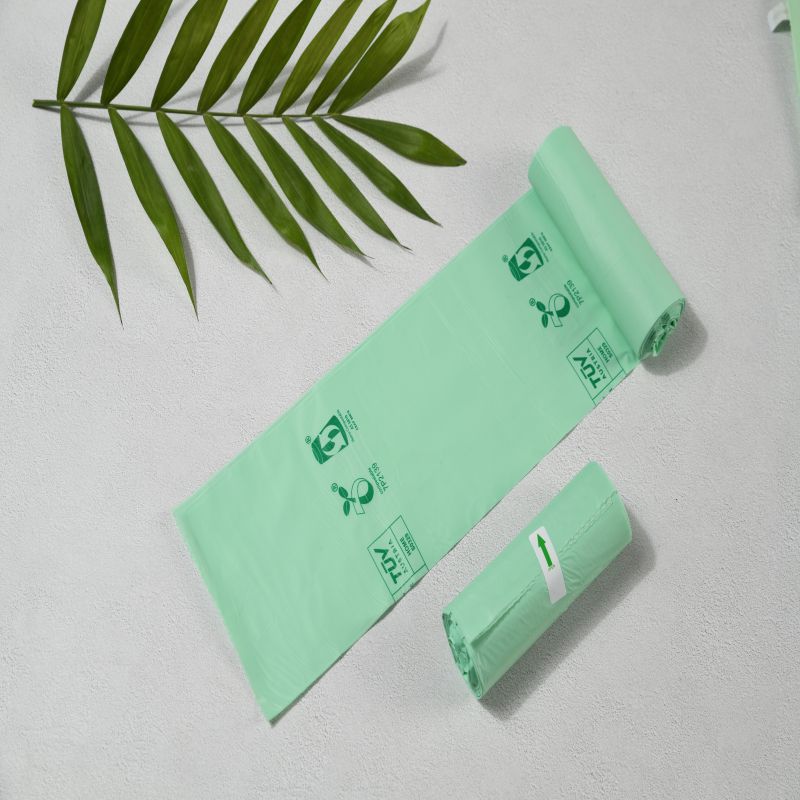 maissitärkkelykseen perustuvat biologisesti hajoavat sata prosenttia kompostoivat roskapussit rullalle