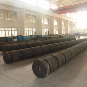 Laivan hinausauton kumisuojin venettä ja laituria varten